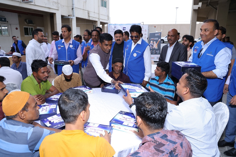 Consul General, Shri Satish Kumar Sivan distributing Iftar boxes during a Labour Awareness Programme coinciding with Iftar at M/s Assa, Jabel Ali.April 3, 2024